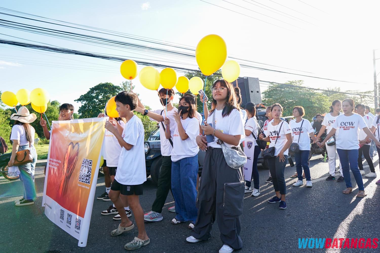 Volunteers giving food