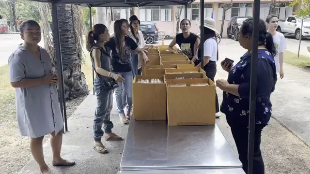 Volunteers giving food